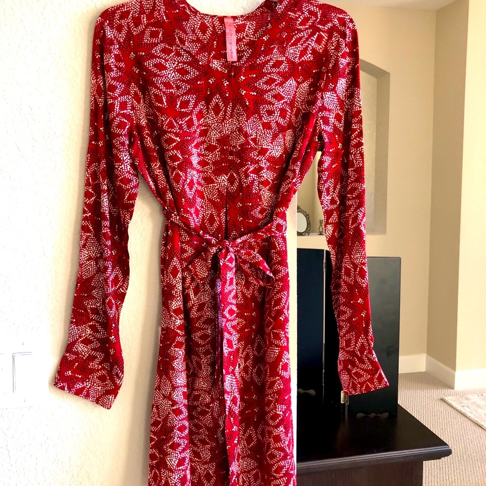 New red button fron loose wear top